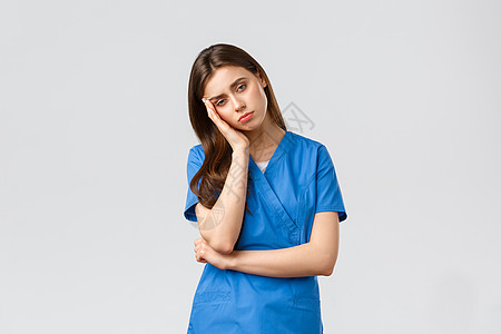 医护人员 预防病毒 保险和医学概念 疲惫困倦的女护士 身着磨砂膏的医生 靠在手掌上看起来很累 在医院夜班时感到疲劳急诊室外科医务图片