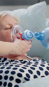 近距离接近病人的病人接受氧气管帮助图片