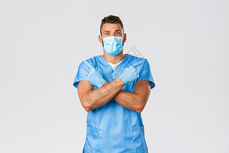 医护人员 covid-19 冠状病毒和预防病毒的概念 兴奋的英俊男医生 身着蓝色磨砂膏和医用面具的护士 侧指着两种变体 展示选择图片