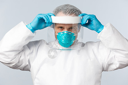 Covid19 病毒 医护人员和疫苗接种概念 坚定的个人防护装备专业医生 在处理冠状病毒病时戴上面罩和呼吸器科学疾病护士病人学院图片