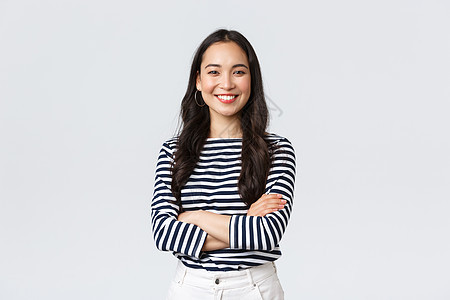 生活风格 美丽和时尚 人们的情感概念 年轻的亚洲女性办公室经理 在白色背景上站着愉快地表达其喜悦的CEO 带着双臂笑过胸幸福牙齿图片