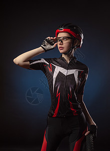 一个戴头盔的女骑自行车的女孩店铺替代品衬衫情感运动员女士辐条齿轮配件运动图片