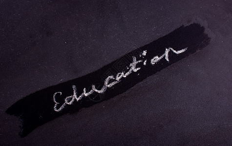 在黑板上用白色粉笔手写的词教育大学创造力知识桌子乐器思考数学进步解决方案工作背景图片