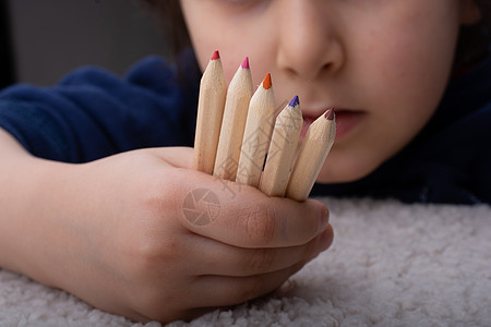 手持彩色铅笔 用于创意思想和概念蜡笔艺术插图光谱学校彩虹白色盒子教育染色图片