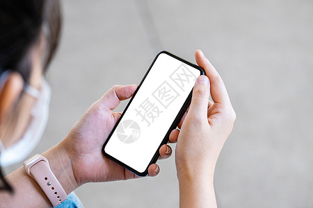 一个女人拿着手机 屏幕是空白的 白色屏幕上的空白区域可用于编写消息或放置图像女士手指展示细胞药片商务技术男人工作人士图片