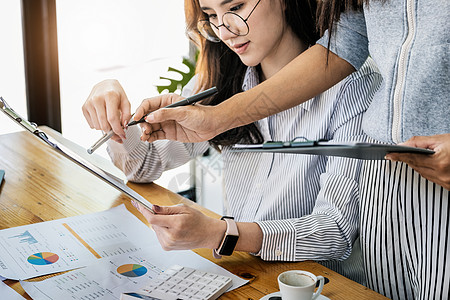 女企业家和同事们正在使用预算文件来计算当年最后一个季度的收入 以规划来年的金融投资工作文书顾问利润文档报告银行办公室写作电脑图片