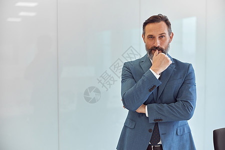 快乐的成年caucasians男子 在现代办公室工作胡须男人电脑领带人士商业商务生意职业技术图片