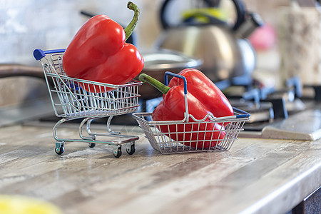 概念 迅速将新鲜蔬菜从商店运到你的厨房里大车店铺食物营养购物车桌子饮食送货胡椒辣椒图片