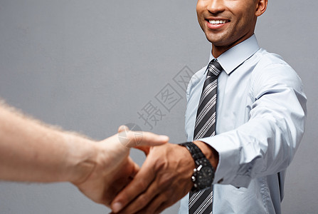 商业概念     在一次会议期间 由两个自信的商务人士握手结识商务合作电脑工作企业家雇主办公室男性笔记本问候语图片
