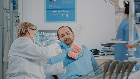 肿瘤学家使用人工下巴来解释刷牙的正确方法图片