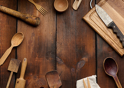 木制厨房古老物品 刀 滚针 棕色木制桌子上的空勺子 顶视图图片