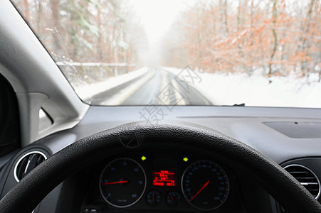 危险的冬季 路上有雪 从司机的角度看汽车内部恶劣天气下的危险交通安全风暴速度玻璃下雨季节街道驾驶城市大灯图片