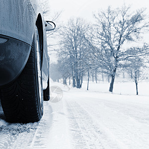 汽车在冬天在雪地里 冬季轮胎 冬季景观和白雪皑皑的背景季节蓝色交通漂移农村危险旅行速度雪花冒险图片