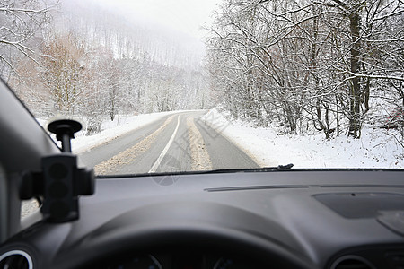 危险的冬季 路上有雪 从司机的角度看汽车内部恶劣天气下的危险交通薄雾窗户风暴城市暴风雪车辆旅行运输挡风玻璃速度图片