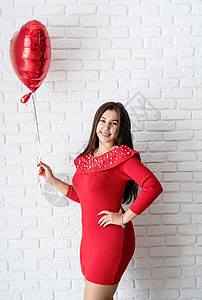 穿红裙子的黑发年轻女人 拿着红心气球派对快乐成人女士头发女孩幸福假期工作室闲暇图片