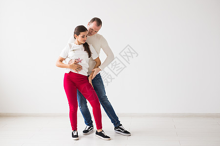 快乐的情侣在浅色背景下跳社交舞或 salsa 或 zouk图片