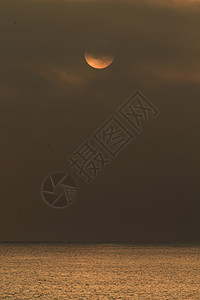 西班牙南部海面日出时 阳光多彩天文学历史厄运宇宙末日半影天空太阳科学橙子图片