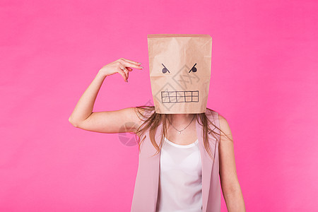 消极情绪的观念  愤怒的女人 脸上有纸袋符号男人领导顾客命令工作刺激隐藏权威情感图片