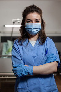 治疗师助理戴防护面罩防止冠状病毒感染的画像图片
