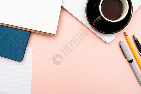 办公桌上的办公用品 包括键盘 眼镜和用于远程工作的咖啡杯 用于学习的各种学校公用设施 包括热饮和眼镜蓝色日记电脑桌子铅笔床单商业图片