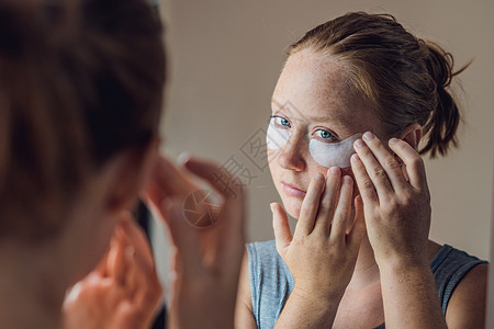 美容红头发女人的肖像 有眼罩 显示完美皮肤的效果 Spa Girl按摩技术凝胶女孩面具化妆品补水营养眼睛温泉图片