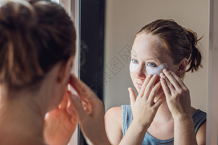 美容红头发女人的肖像 有眼罩 显示完美皮肤的效果 Spa Girl化妆品护理按摩凝胶女性活力老化营养治疗技术图片