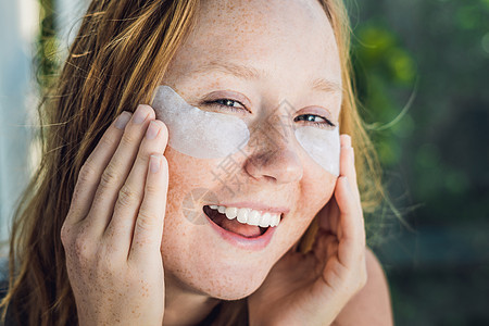 美容红头发女人的肖像 有眼罩 显示完美皮肤的效果 Spa Girl眼睛化妆品营养按摩面具护理温泉小路技术凝胶图片