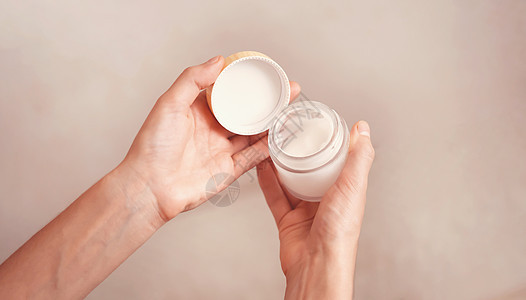 女性手握着一罐湿润的奶油治疗卫生化妆品手指产品护理软膏皮肤科皮肤身体图片