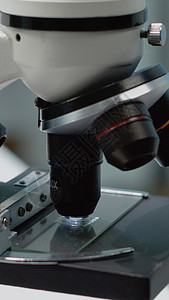 在诊所科学实验室进行生物化学显微镜试验液体样本化学家实验科学家测试镜片生物学技术乐器图片