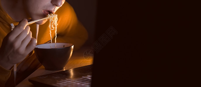 男人在吃面和看电影食物技术小吃电脑男性房间手表盘子自由职业者社交图片