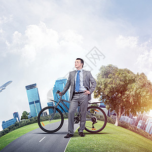 穿西装打领带的年轻人骑术自行车套装通勤者商业经理世界人士飞机男性图片