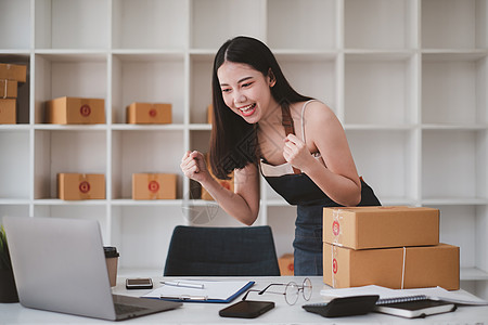 企业主在接到网上商店的订单时兴奋不已 成功的中小企业企业家概念 掌声职业工作商务营销客户购物互联网生意职场公司图片