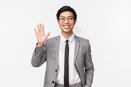 友好 开朗 微笑的亚洲男性企业家的腰部肖像 上班族打招呼 问候同事挥手打招呼 欢迎手势 站立的白色背景图片