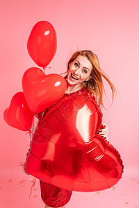 美丽的红发美女 有红心灯泡的红发女孩 情人节快乐的概念裙子女士幸福庆典乐趣微笑假期工作室女性气球图片