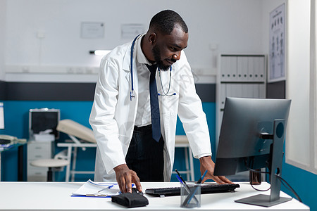 非洲执业医师在计算机上对疾病进行监测的非洲开业医师报告图片