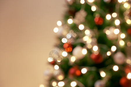 在模糊 闪亮和童话背景上装饰圣诞树松树假期庆典红色礼物玩具装饰品季节性金子季节图片