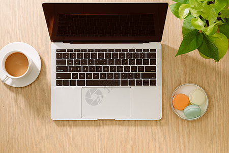 笔记本 彩色马卡龙饼干 咖啡杯和木制桌上的笔记本 顶端视图白色高架键盘商业杯子手机电脑药片老鼠空白图片