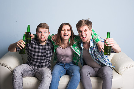 欢乐的朋友或足球迷在电视上观看足球和庆祝胜利 友谊 体育和娱乐概念 掌声会议啤酒房子成年人扇子快乐微笑游戏幸福伙计们图片