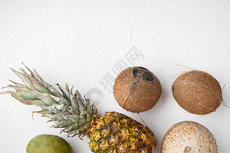 创意布局 由外表和热带水果 菠萝和椰子制作 在白石桌背景上 顶层视图平面 有文字复制空间石头食物营养异国白色收藏情调纹理黄色图片