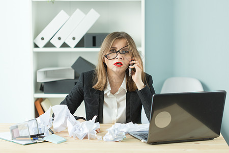 人民 商业和情感概念     身穿西装 表现令人迷惑的妇女设计师愤怒女孩员工生活女性成人人士办公室经理图片