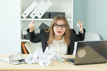 人 商业和情感概念  愤怒的女人坐在办公室的办公桌前 四处乱扔纸片人士女孩经理工人建筑师工作情绪活动压力不满图片