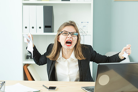 压力 办公室 歇斯底里 人的概念  好斗的女人 在办公室有很多工作工人衣服商务女士女性困扰桌子员工恐慌笔记本图片