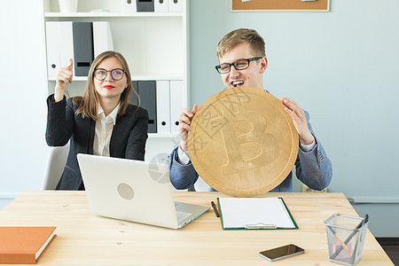 封锁链 隐秘货币和网络资金概念     持有比特币的男女商务人士肖像购物商业金子现金商务银行金属交换男性金融图片