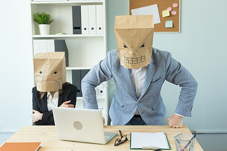 商业 情感和人的概念工作场所的两名愤怒和疲惫的工人 人们将包裹戴在头上 情绪激动女士男人人士技术眼镜男性成人办公室挫折创造力图片