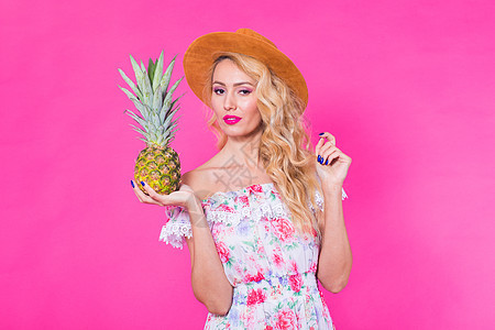 时装肖像 年轻美丽的美女 粉红背景的菠萝和菠萝派对假期配饰眼镜太阳镜水果热带女士海滩凤梨图片