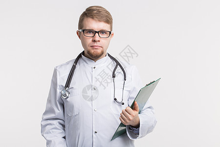 男性医学医生在白色背景上持有剪贴板诊所保健治疗师病人诊断医师办公室药品实习生检查图片