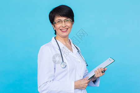 医生在蓝色背景上写处方 笑声护士药品精神科外科女性专家治疗整骨医院商业图片