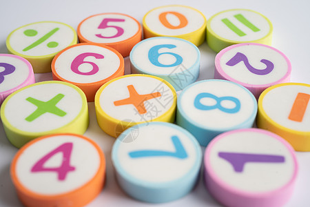 白种背景的数学数字多彩 教育学习数学教学概念 笑声幼儿园孩子们能力玩物游戏塑料玩具学校上学插图图片
