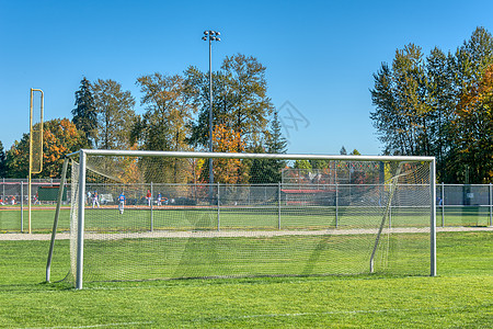 蓝天空背景的空足球门图片