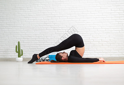 女孩在家中做家务锻炼 以强化她的背部平衡弓步运动装活动班级臀部重量身体成人瑜伽图片